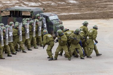 Alman askeri polis asker bir alan rol yapma göstericilere karşı savunur