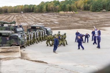 Alman askeri polis asker bir alan rol yapma göstericilere karşı savunur