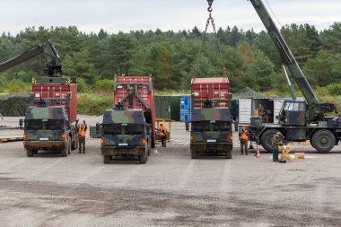 Lojistik Alman ordusundan bir egzersiz, bir ana muharebe tankı Leopard üzerinde çalışmaktadır