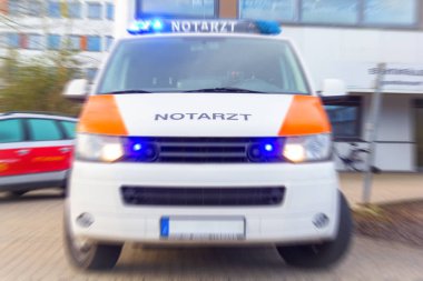 Almanca Notarzt, itfaiye acil doktor arabadan bir hastane üzerinde duruyor.