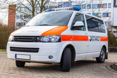 Almanca Notarzt, itfaiye acil doktor arabadan bir hastane üzerinde duruyor.