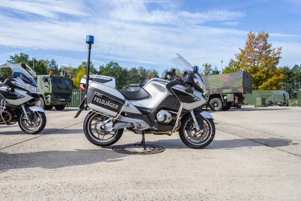 BMW R 1200 rt Motorrad der deutschen Militärpolizei steht auf Bahnsteig — Stockfoto