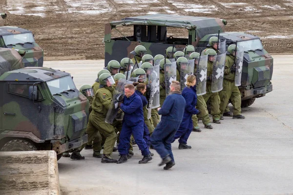 Alman askeri polis asker bir alan rol yapma göstericilere karşı savunur
