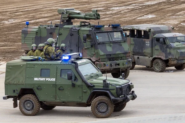 Alman askeri polis asker bir alan rol yapma göstericilere karşı savunur