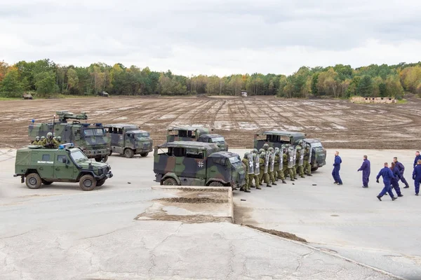 Alman askeri polis asker bir alan rol yapma göstericilere karşı savunur