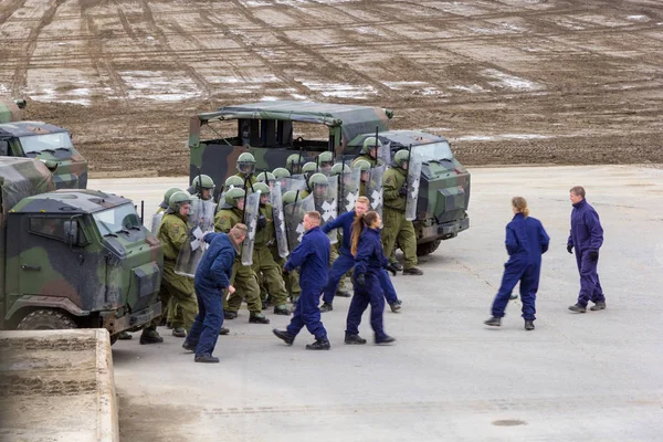 Alman askeri polis asker bir alan rol yapma göstericilere karşı savunur