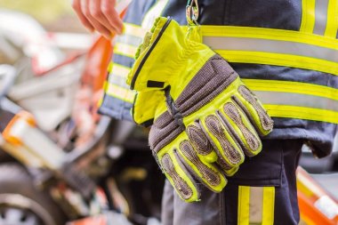 itfaiyeci profesyonel araçları ile bir kaza araba çalışır.