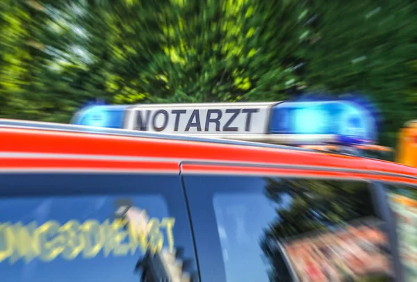 Синє світло бар з німецьким Notarzt, автомобіля лікар швидкої допомоги — стокове фото