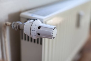 Alman bir ısıtıcı üzerinde bir sıcaklık regülatörü