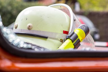 Sarı bir lamba ile Alman itfaiyeci kask