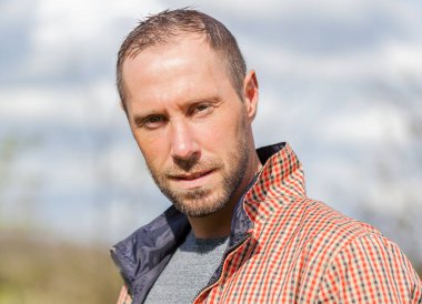 kareli ceket portre ile genç adam