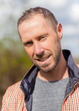 kareli ceket portre ile genç adam