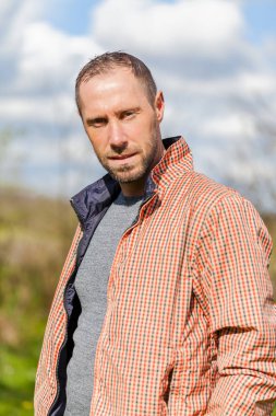 kareli ceket portre ile genç adam