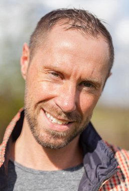 kareli ceket portre ile genç adam