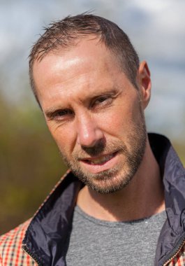 kareli ceket portre ile genç adam