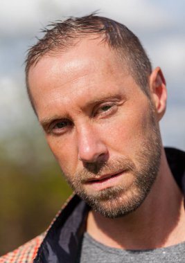 kareli ceket portre ile genç adam