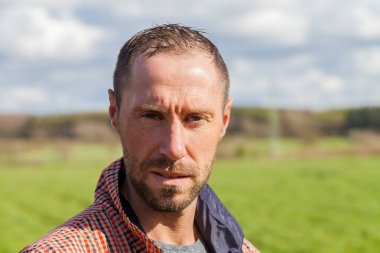 kareli ceket portre ile genç adam