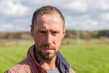 kareli ceket portre ile genç adam