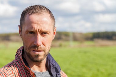 kareli ceket portre ile genç adam