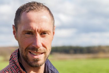 kareli ceket portre ile genç adam