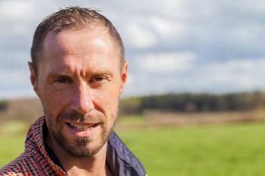 kareli ceket portre ile genç adam