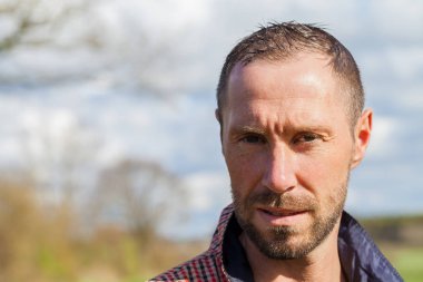 kareli ceket portre ile genç adam