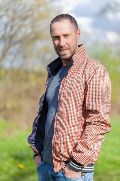 kareli ceket portre ile genç adam