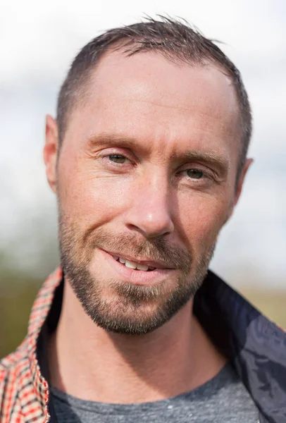 kareli ceket portre ile genç adam