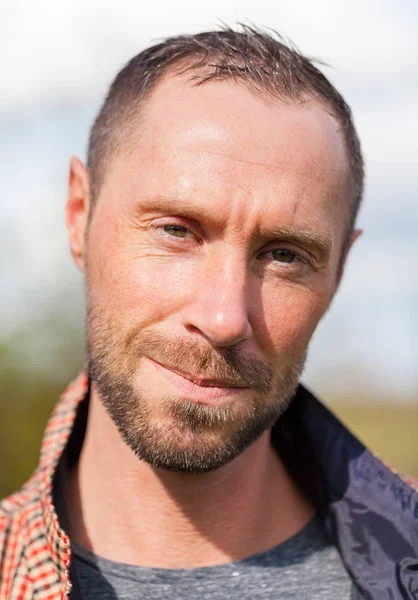 kareli ceket portre ile genç adam