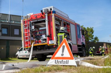 Alman Unfall (kaza) işareti yakınındaki bir yangın kamyon