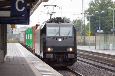 siyah bir Alman iyi tren istasyonu