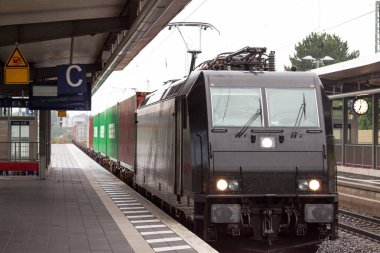 siyah bir Alman iyi tren istasyonu