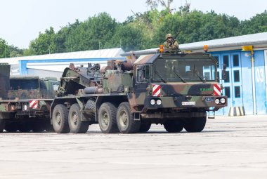 Burg / Almanya - 25 Haziran 2016: Alman Slt 50 Elefant ağır traktör ünitesi ve tank taşıyıcı barrack burg içinde açık gün