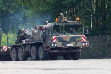 Burg / Almanya - 25 Haziran 2016: Alman Slt 50 Elefant ağır traktör ünitesi ve tank taşıyıcı barrack burg içinde açık gün