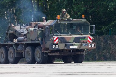 Burg / Almanya - 25 Haziran 2016: Alman Slt 50 Elefant ağır traktör ünitesi ve tank taşıyıcı barrack burg içinde açık gün