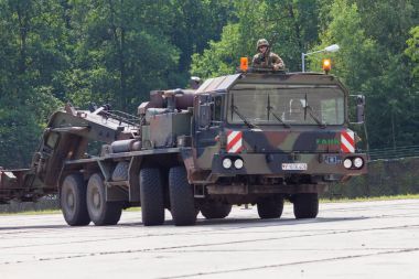 Burg / Almanya - 25 Haziran 2016: Alman Slt 50 Elefant ağır traktör ünitesi ve tank taşıyıcı barrack burg içinde açık gün