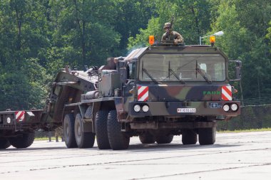 Burg / Almanya - 25 Haziran 2016: Alman Slt 50 Elefant ağır traktör ünitesi ve tank taşıyıcı barrack burg içinde açık gün