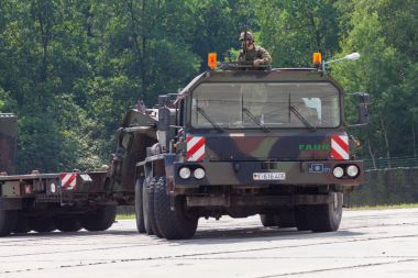 Burg / Almanya - 25 Haziran 2016: Alman Slt 50 Elefant ağır traktör ünitesi ve tank taşıyıcı barrack burg içinde açık gün