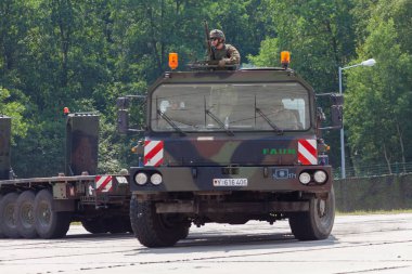 Burg / Almanya - 25 Haziran 2016: Alman Slt 50 Elefant ağır traktör ünitesi ve tank taşıyıcı barrack burg içinde açık gün