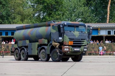 Burg / Almanya - 25 Haziran 2016: Alman askeri Iveco 8 x 8 tanker barrack burg içinde açık gün