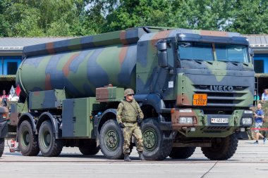 Burg / Almanya - 25 Haziran 2016: Alman askeri Iveco 8 x 8 tanker barrack burg içinde açık gün