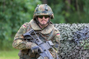Burg / Almanya - 25 Haziran 2016: Alman askeri saldırı sahasında barrack burg açık gün Tarih hk g 36 tüfekle