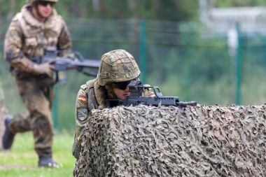Burg / Almanya - 25 Haziran 2016: Alman askeri saldırı sahasında barrack burg açık gün Tarih hk g 36 tüfekle