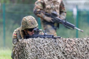 Burg / Almanya - 25 Haziran 2016: Alman askeri saldırı sahasında barrack burg açık gün Tarih hk g 36 tüfekle
