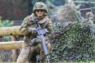 Burg / Almanya - 25 Haziran 2016: Alman askeri saldırı sahasında barrack burg açık gün Tarih hk g 36 tüfekle
