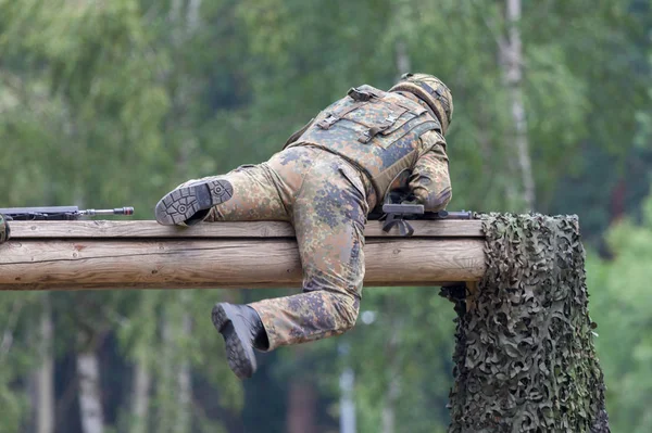 Ein Deutscher Soldat Auf Angriffskurs Ausgebildet — Stockfoto