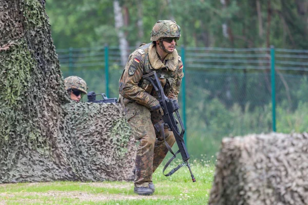 ブルク ドイツ 2016 Assault のコース バラック ブルクでオープン日に香港 ライフルを持つドイツの兵士 — ストック写真