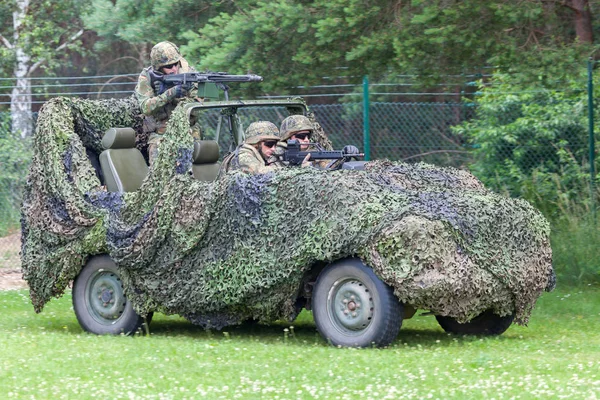 Burg Germania Giugno 2016 Soldati Tedeschi Mercedes Benz Wolf Giorno — Foto Stock