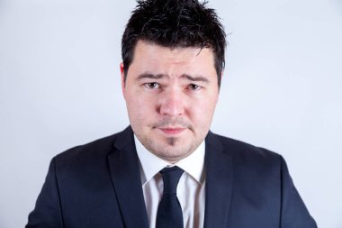 şık elbiseli bir genç bir adam