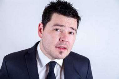 şık elbiseli bir genç bir adam